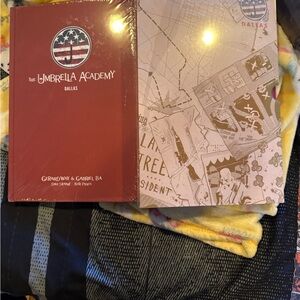 The Umbrella Academy: Dallas Deluxe Hardcover Set - Red & Beige Covers